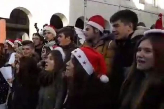 Μαθητές ξεκίνησαν με κάλαντα και κατέληξαν σε…Αργυρό (βίντεο)